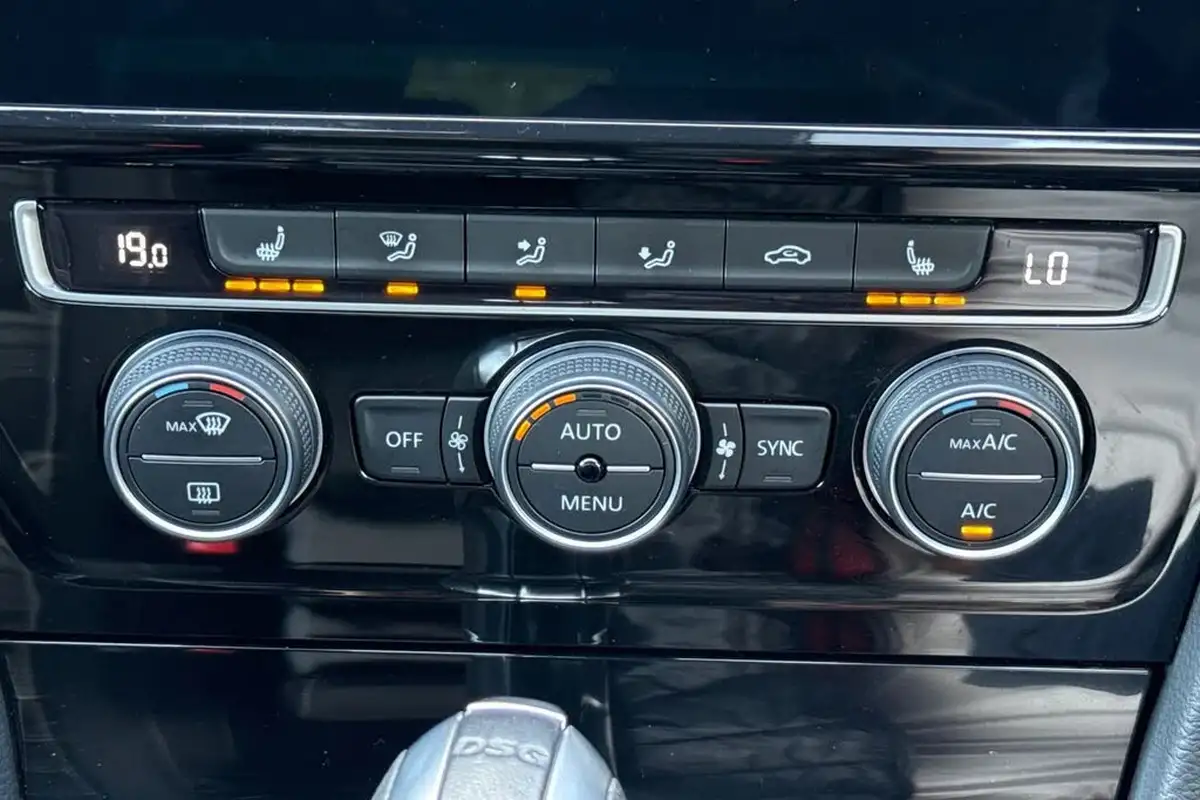2019-volkswagen-golf-20tdi-gtd-blueline-hatchback-5d-dsg-big-20