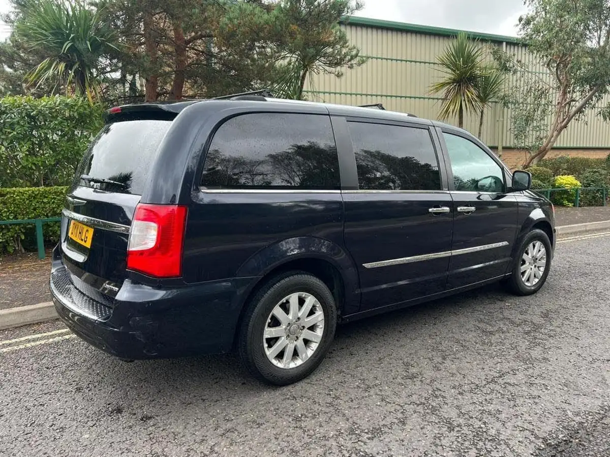 2011-chrysler-grand-voyager-28td-limited-2777cc-big-3