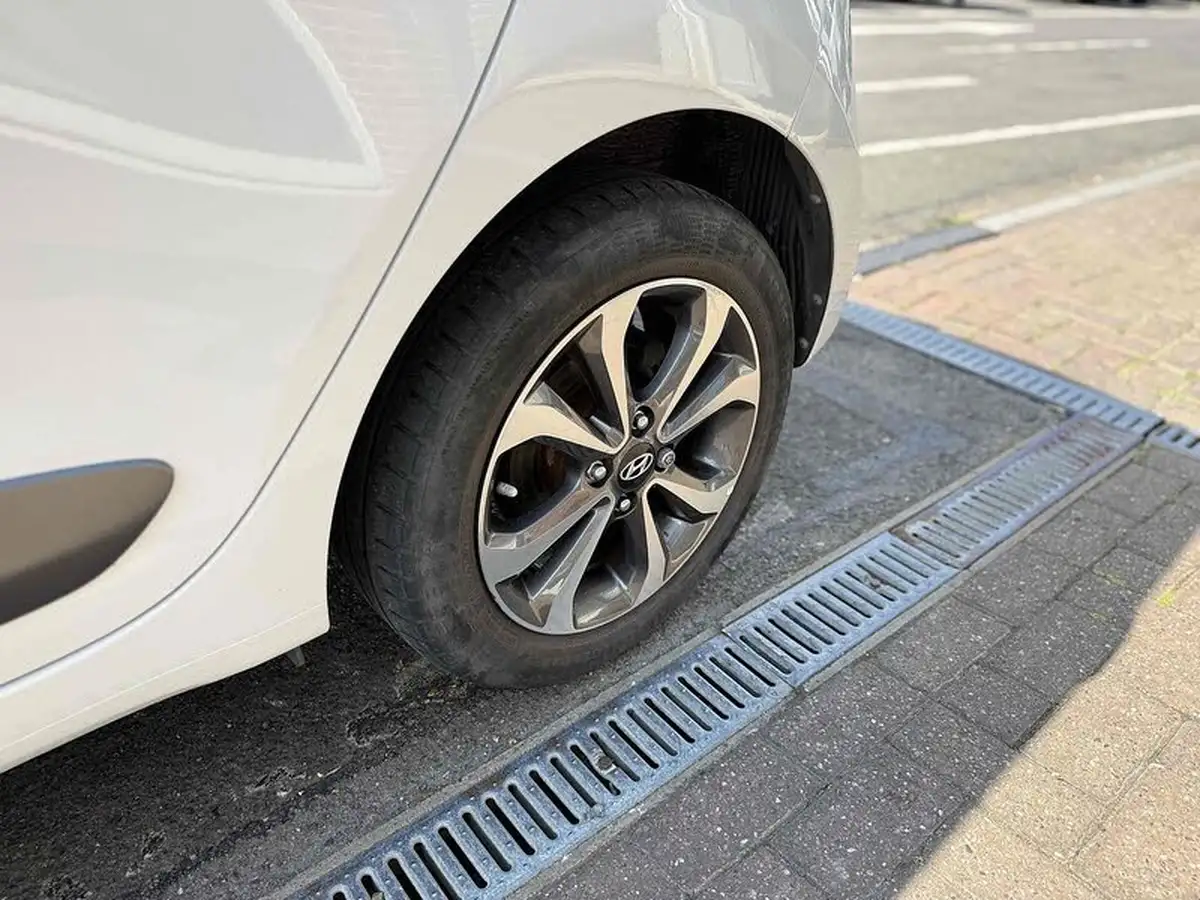 2016-hyundai-i10-12-premium-se-big-11