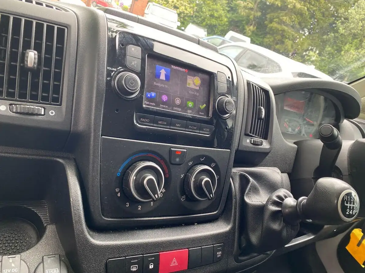 2022-citroen-relay-22bluehdi-35-l3h2-enterprise-panel-big-7