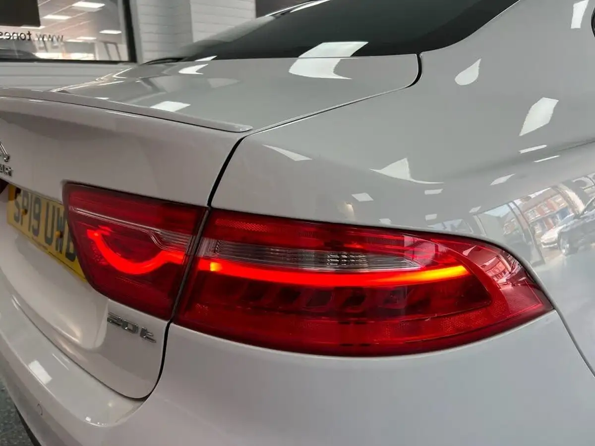 2019-jaguar-xe-20i-r-sport-200ps-big-6