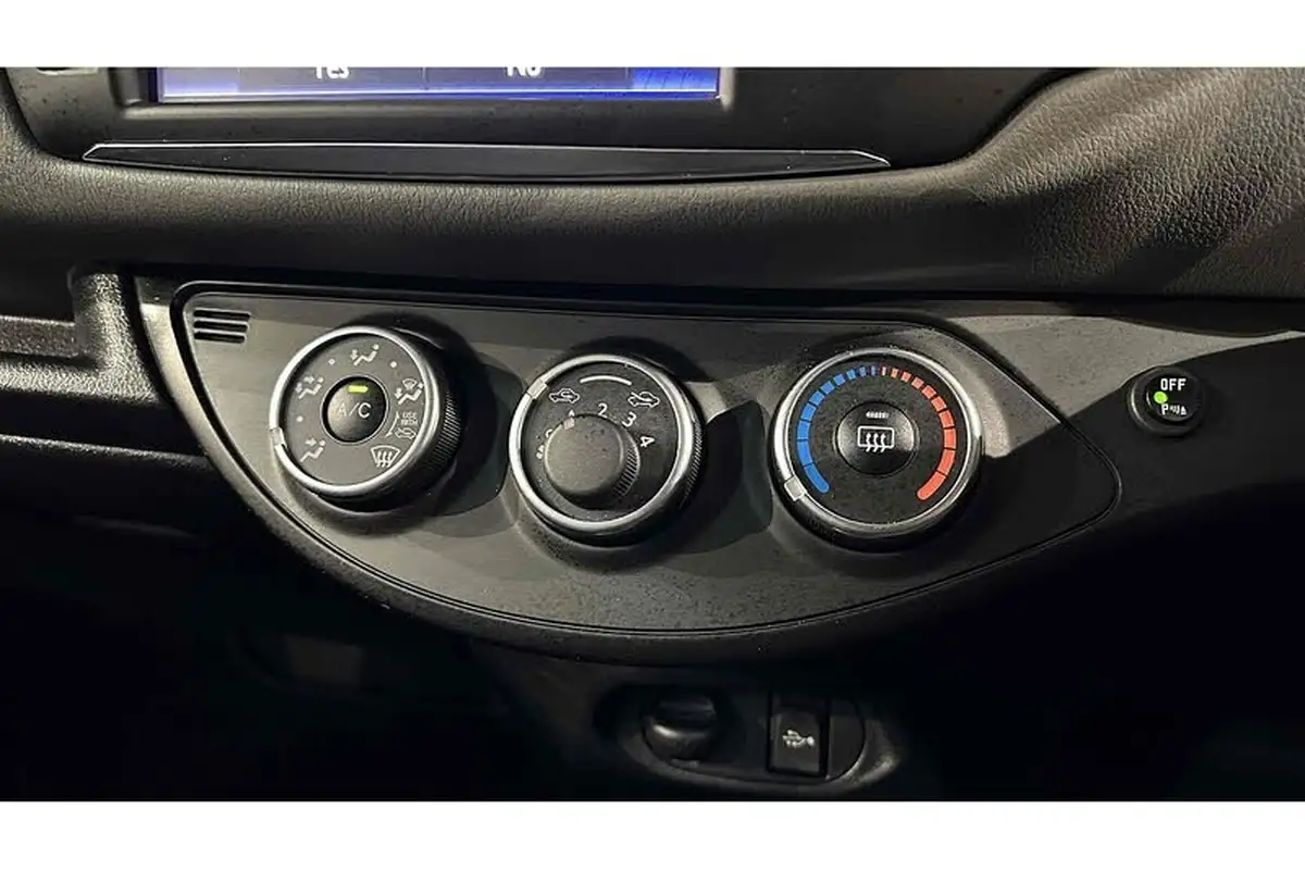 2018-toyota-yaris-15-vvt-i-icon-tech-111bhp-1496cc-cvt-big-37