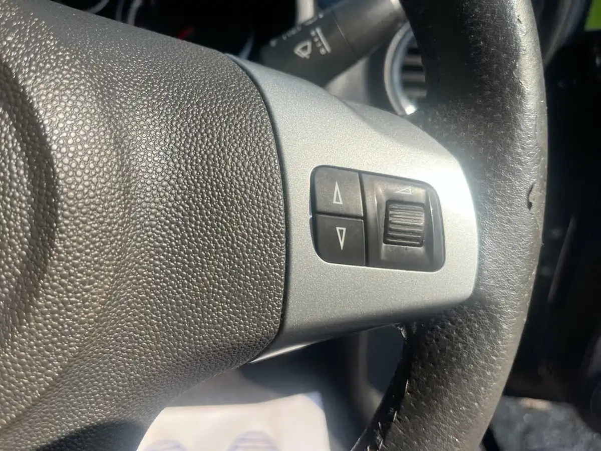 2008-vauxhall-corsa-12-sxi-3d-big-25