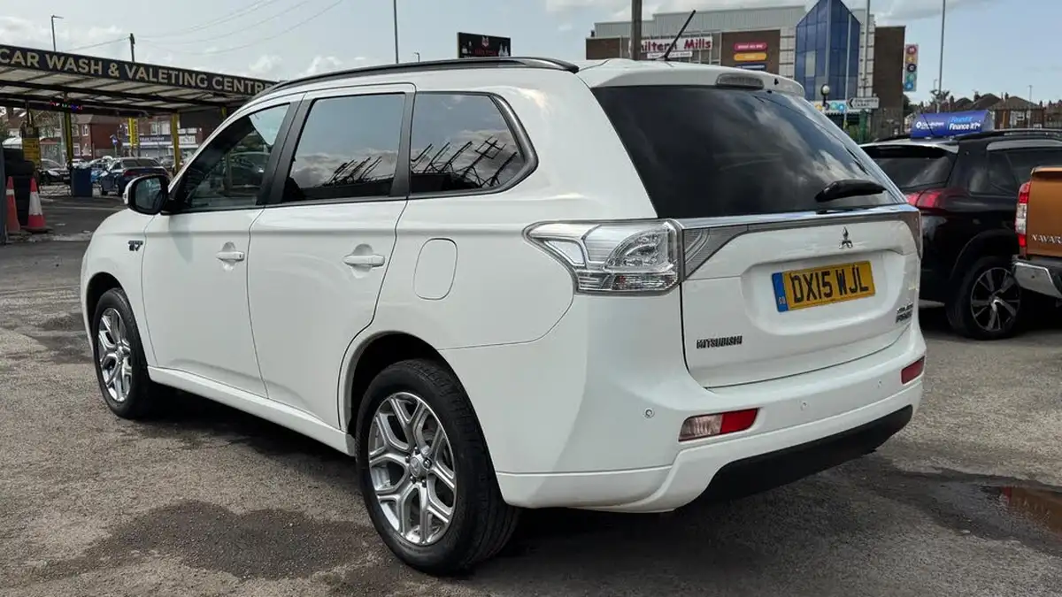 2015-mitsubishi-outlander-20-gx3h-phev-5st-big-5
