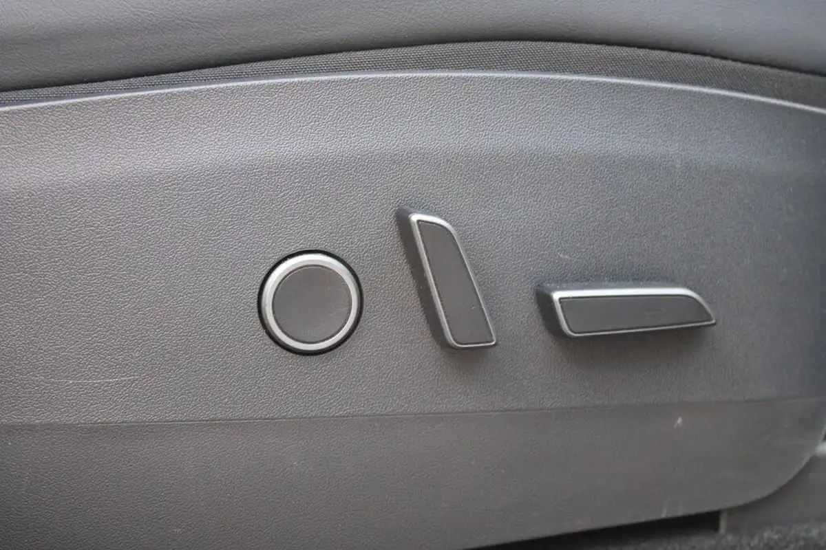 2022-tesla-model-y-e-long-range-big-23