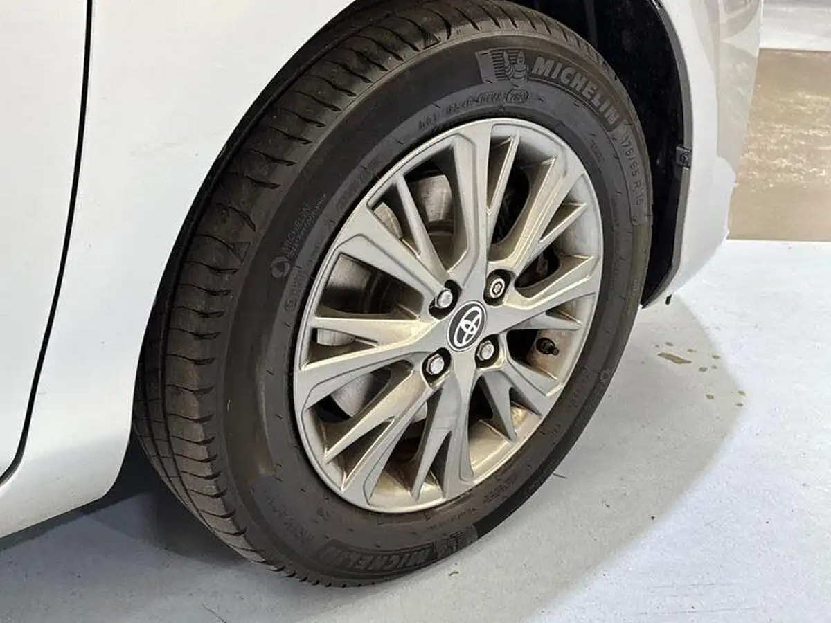2020-toyota-yaris-15-vvt-i-icon-98bhp-hybrid-1497cc-e-cvt-big-3