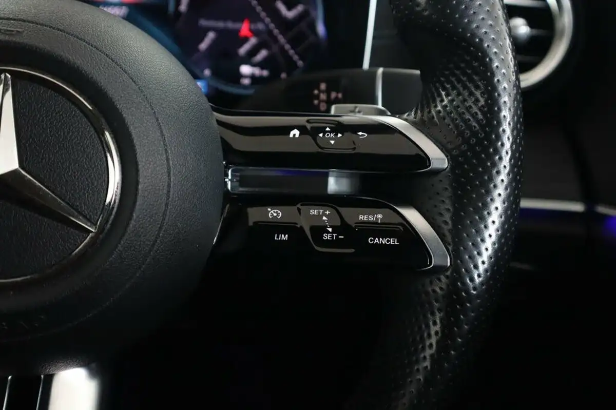2020-mercedes-benz-e-class-20d-e300de-amg-line-eq-power-saloon-4d-big-49
