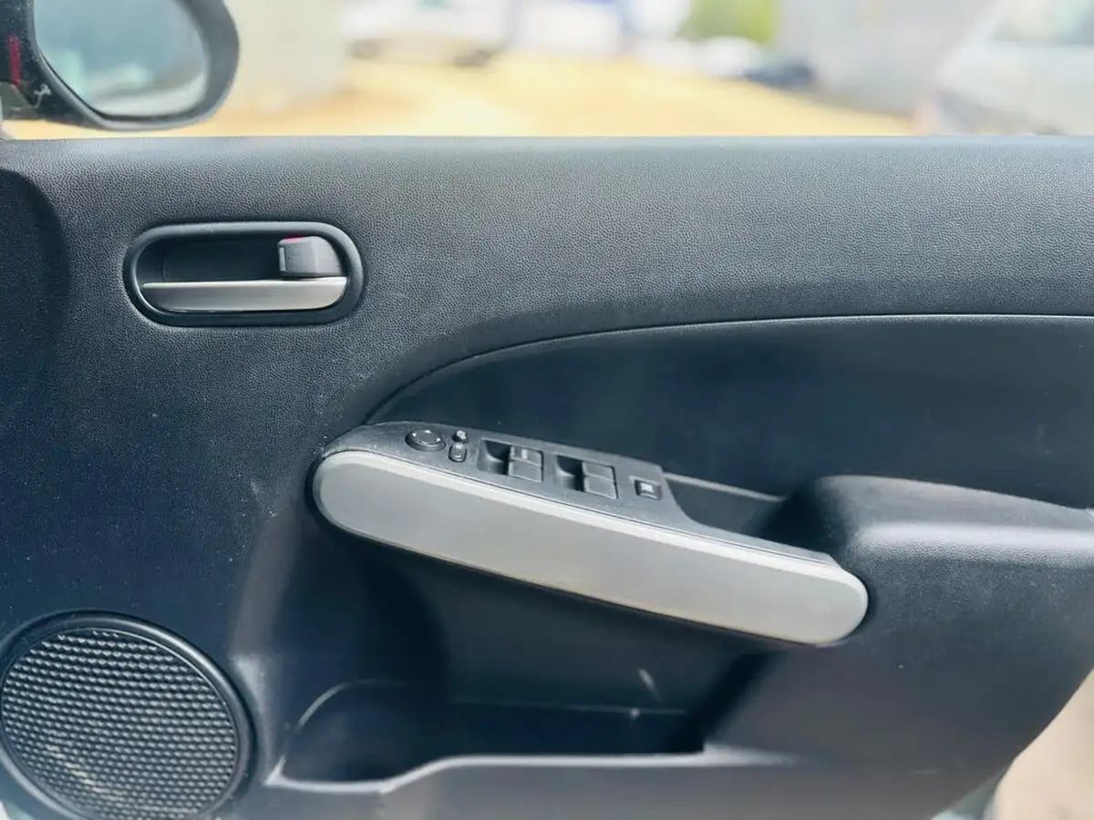 2012-mazda-mazda2-13-venture-big-15