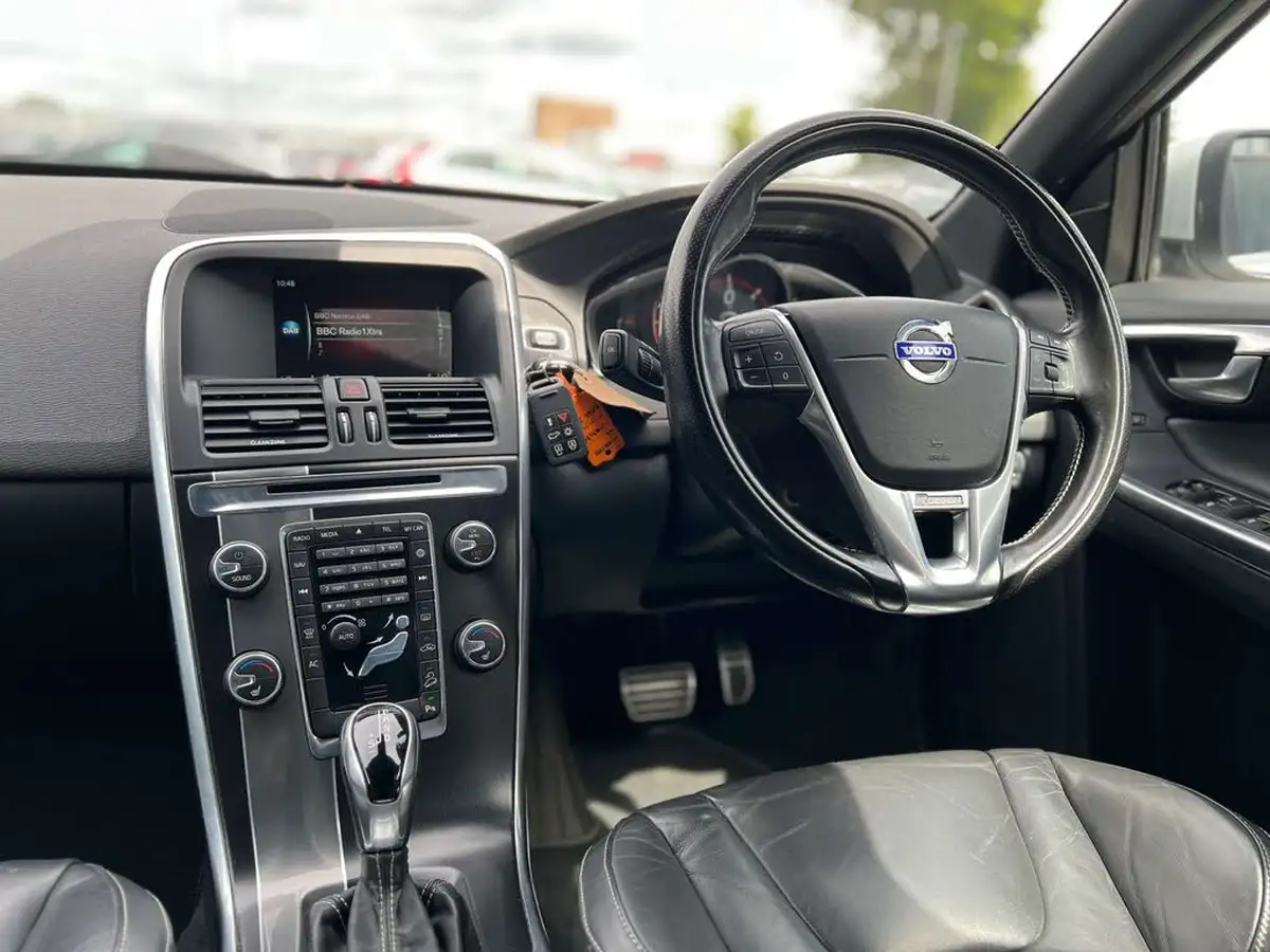 2016-volvo-xc60-24td-d5-r-design-geartronic-big-15