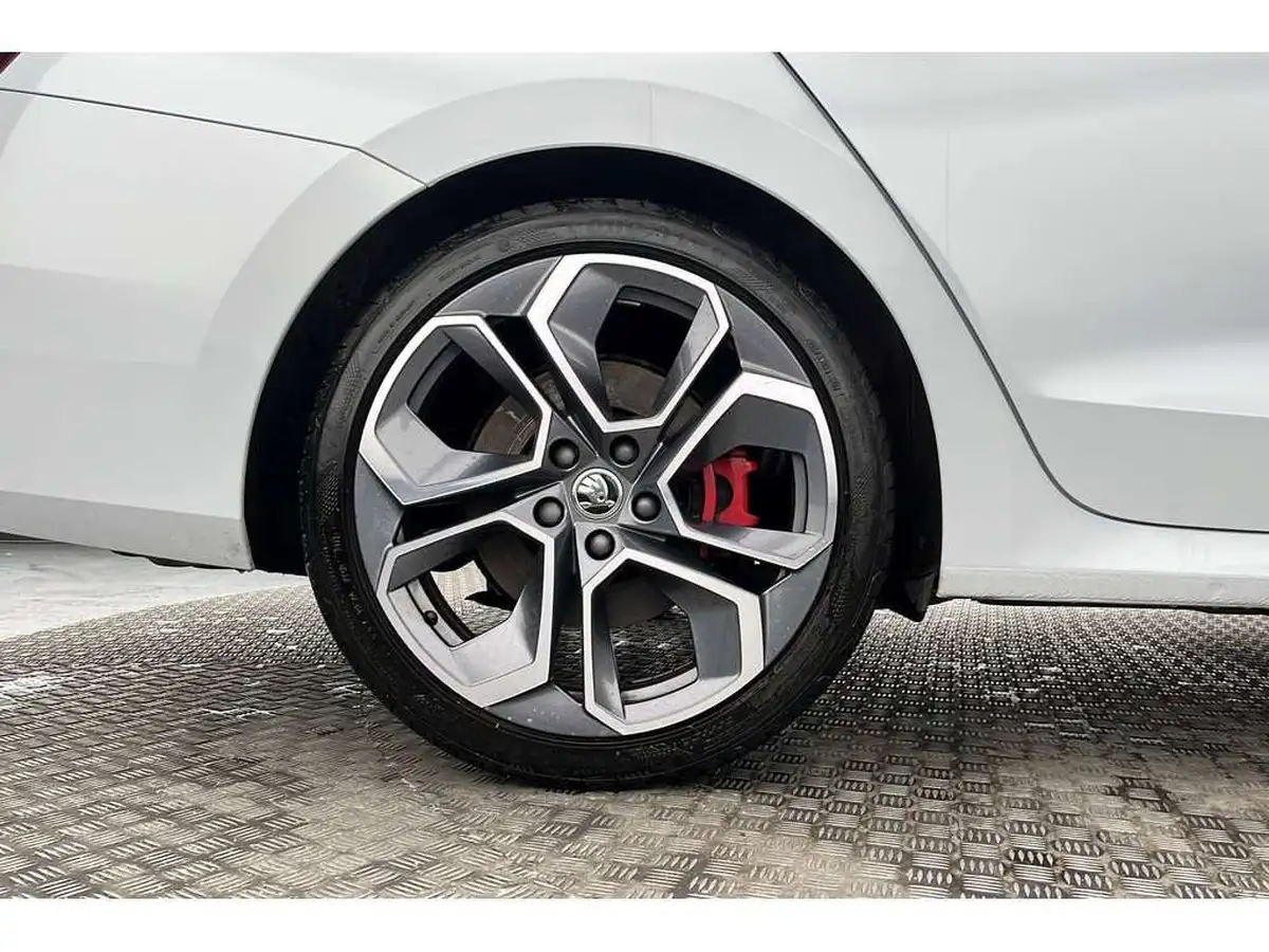 2022-skoda-octavia-20tdi-vrs-4x4-estate-big-4