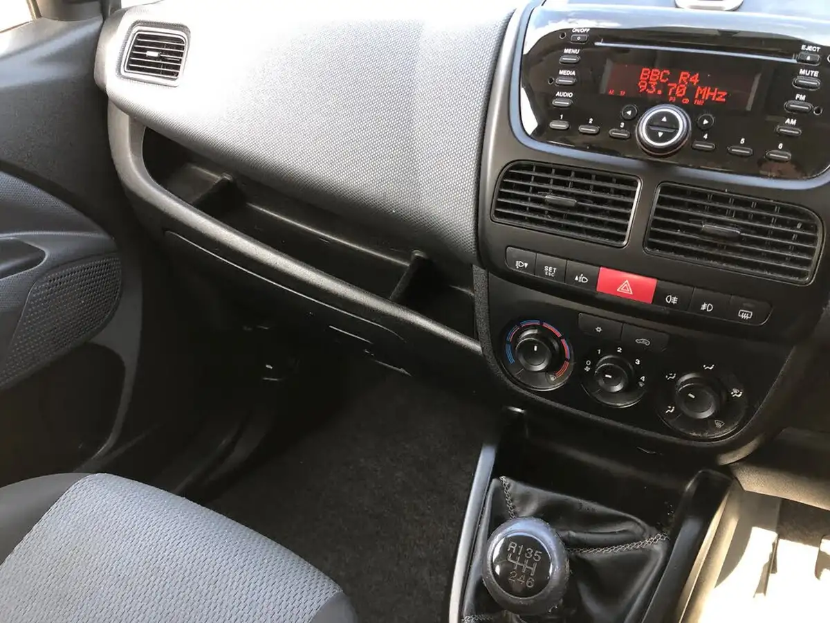 2012-fiat-doblo-16td-eleganza-16-16v-multijet-105bhp-7seat-1590cc-big-9
