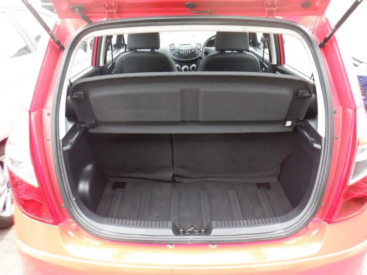 2012-hyundai-i10-12-classic-85bhp-big-9