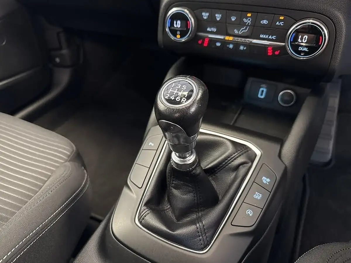 2019-ford-focus-10t-titanium-hatchback-big-21