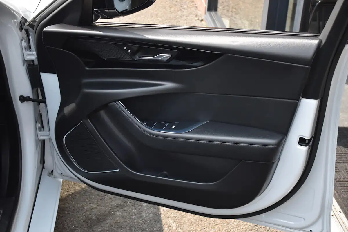 2021-jaguar-xe-20-d200-r-dynamic-black-big-29