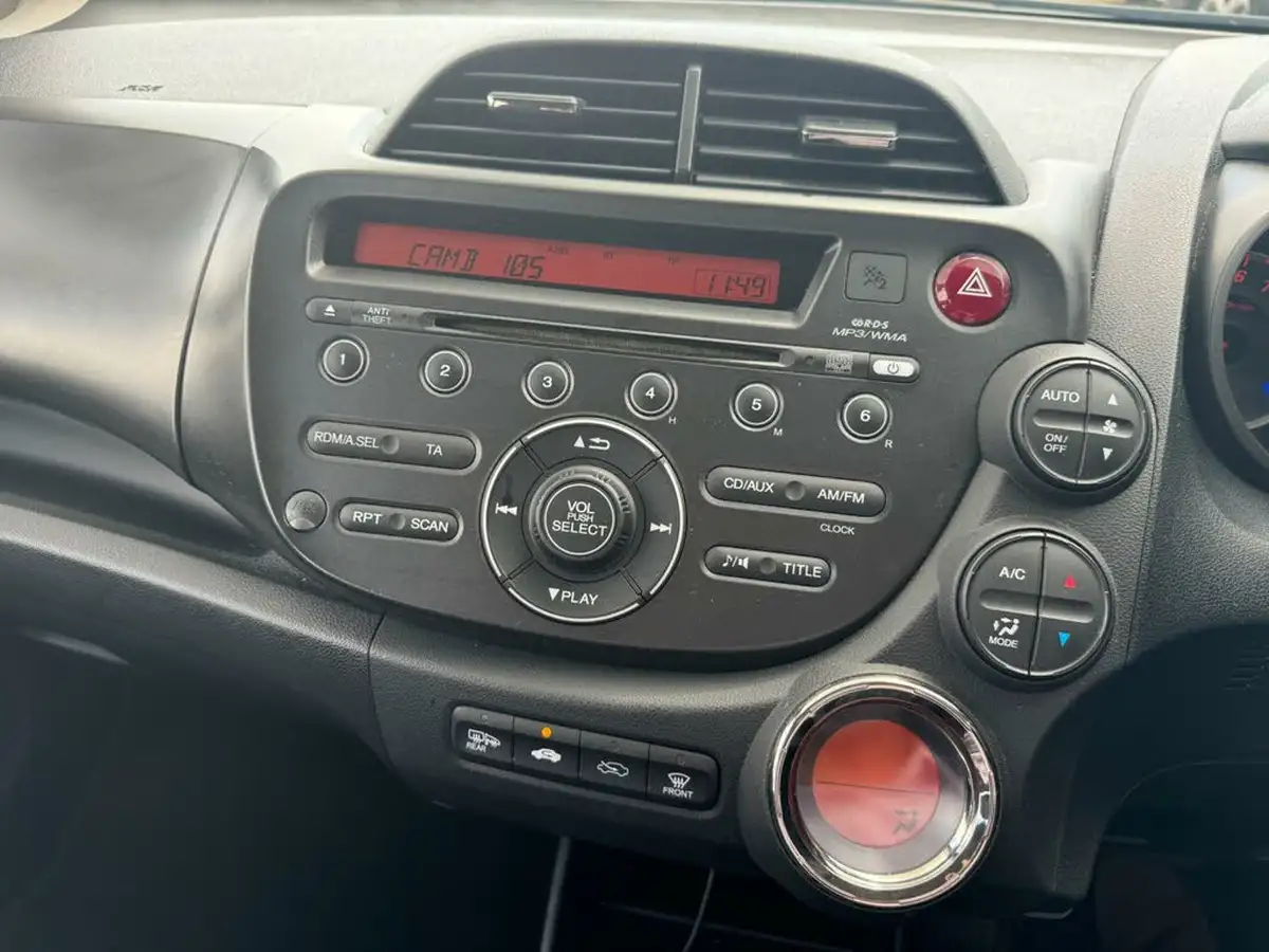 2013-honda-jazz-14-es-cvt-big-12
