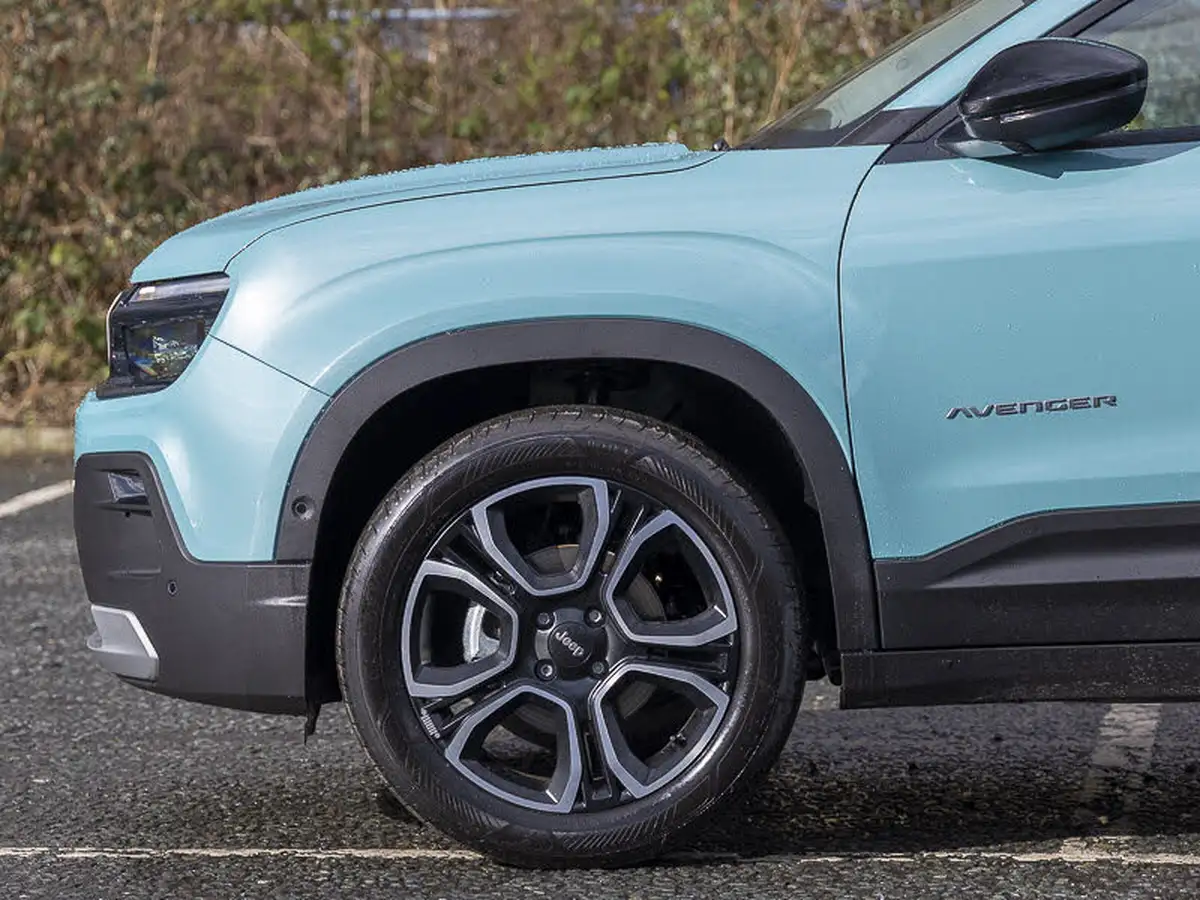 2025-jeep-avenger-12-gse-summit-e-hybrid-48v-auto-big-13