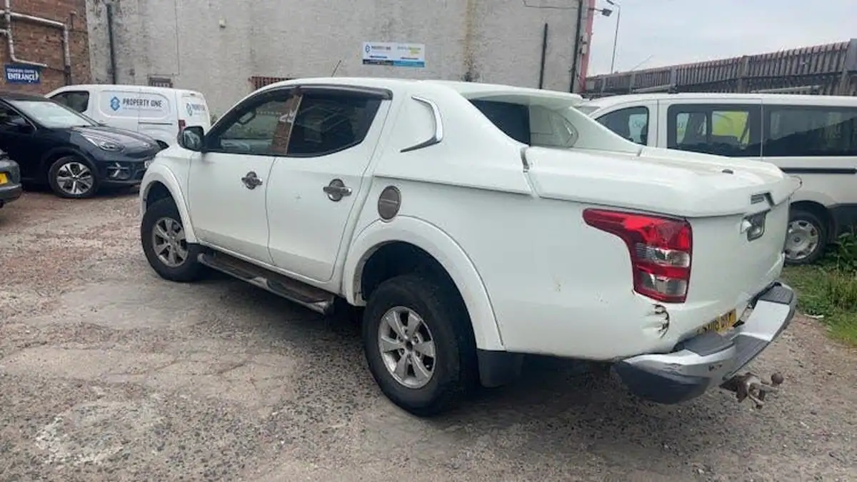 2016-mitsubishi-l200-24di-d-barbarian-auto-big-2
