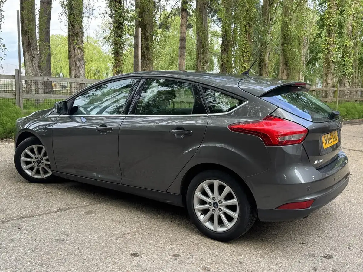 2015-ford-focus-10-titanium-t-125ps-hatchback-big-24