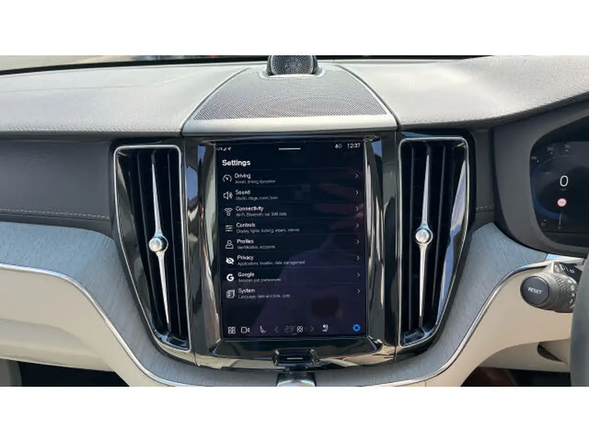 2024-volvo-xc60-20-t8-ultra-dark-big-36