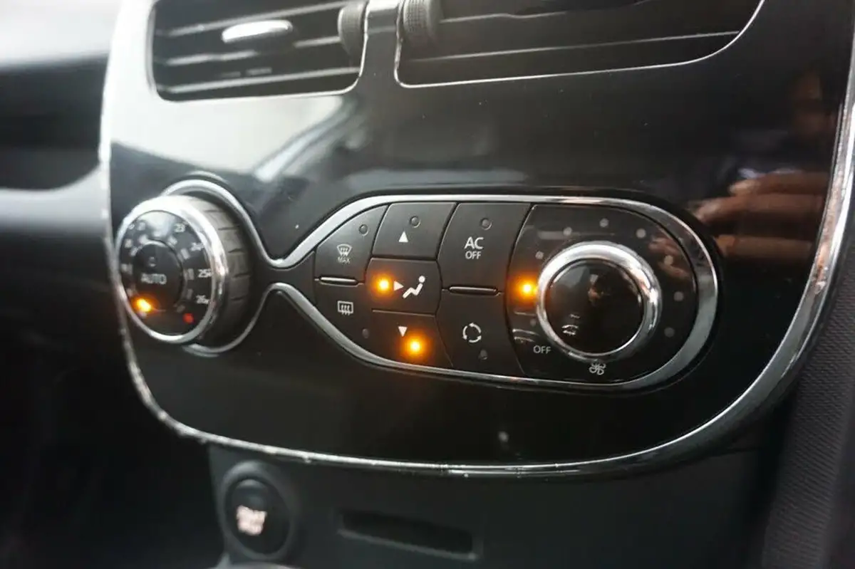 2014-renault-clio-15dci-dynamique-s-medianav-edc-auto-big-30