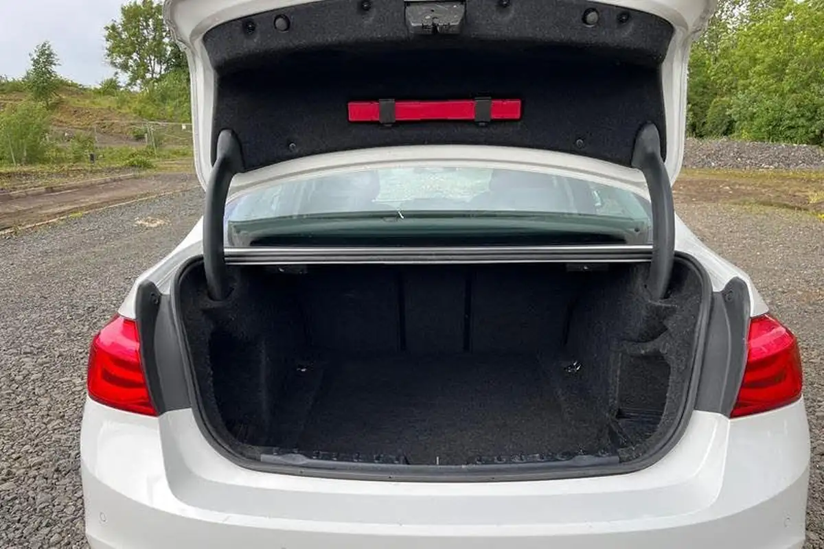 2018-bmw-3-series-15-318i-se-saloon-4d-big-20