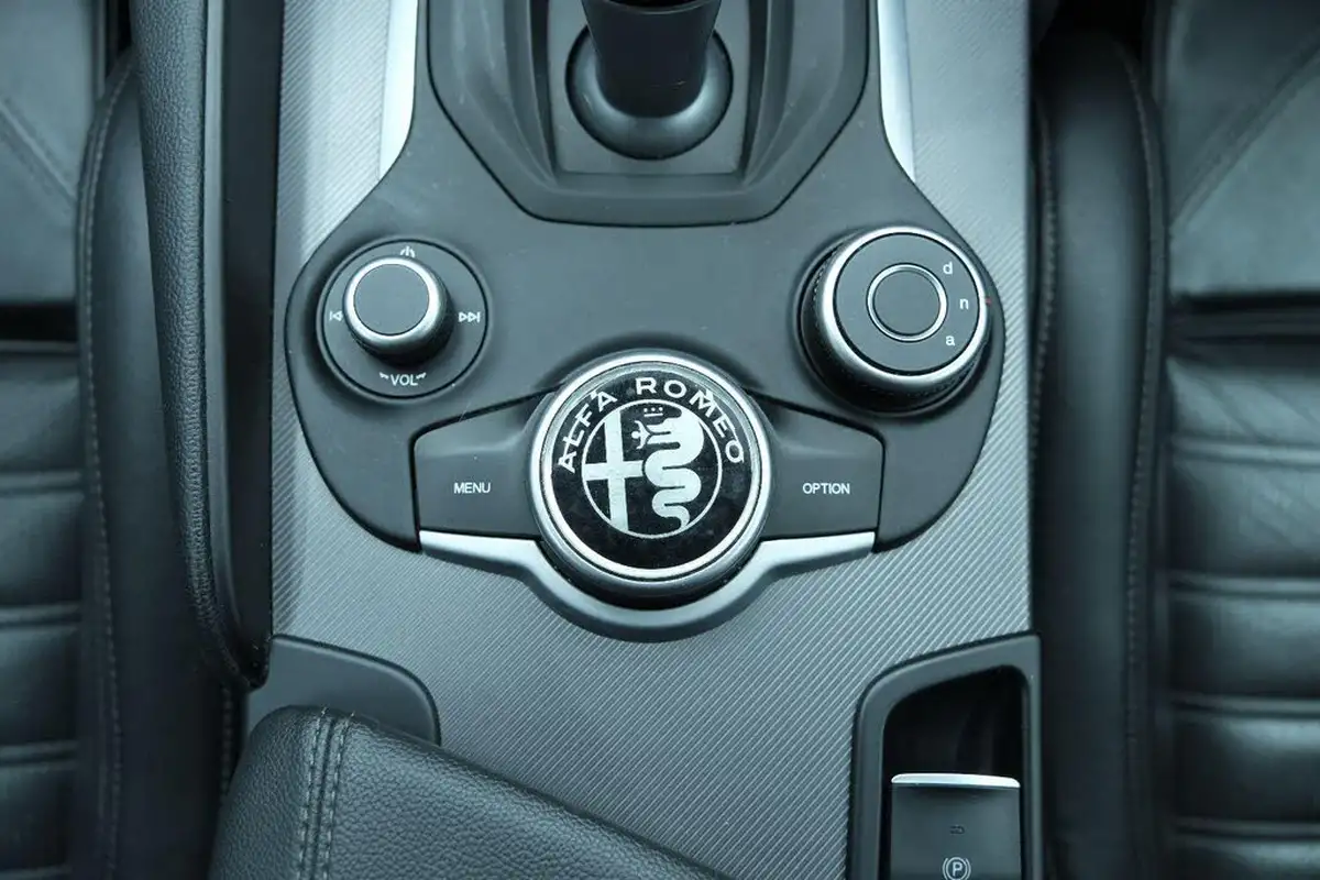 2017-alfa-romeo-giulia-20-veloce-big-58