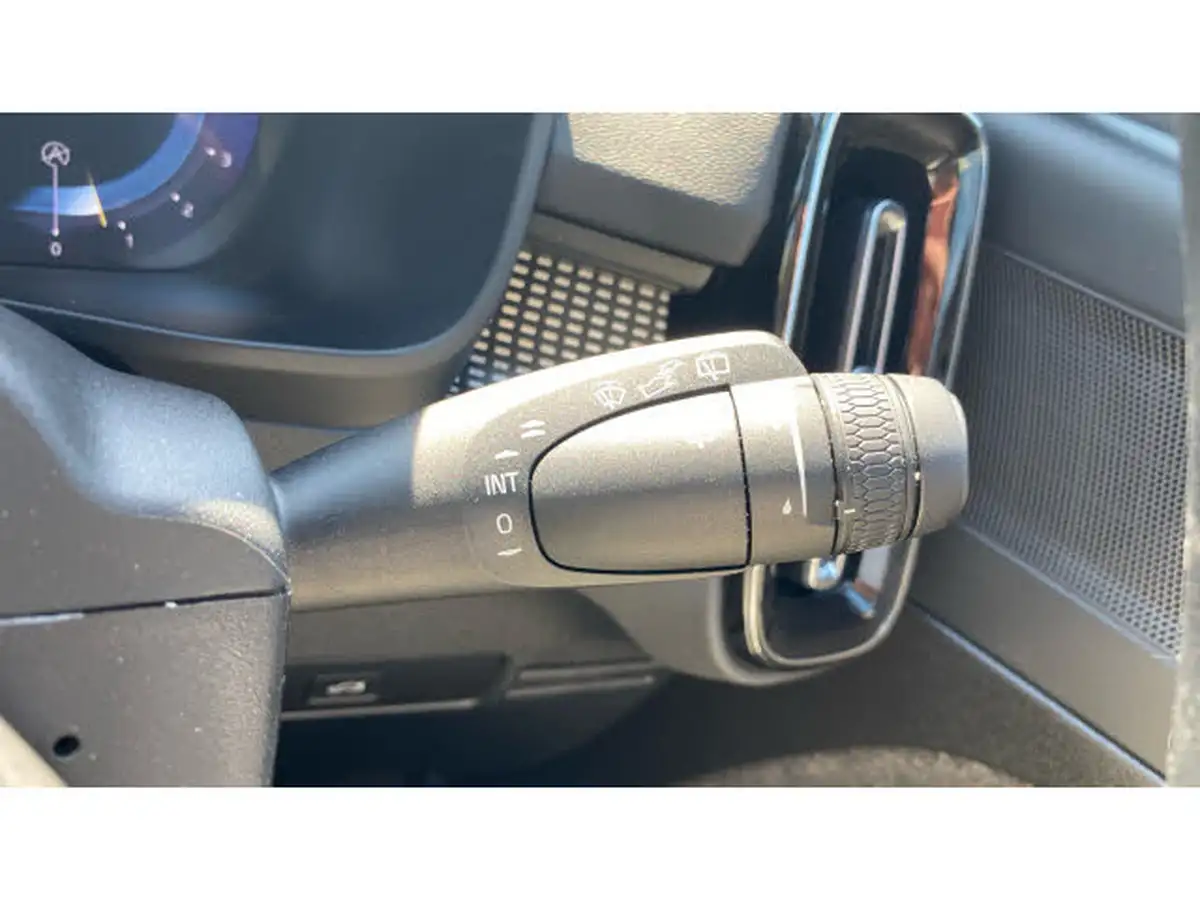 2024-volvo-xc40-20-b3-plus-big-24