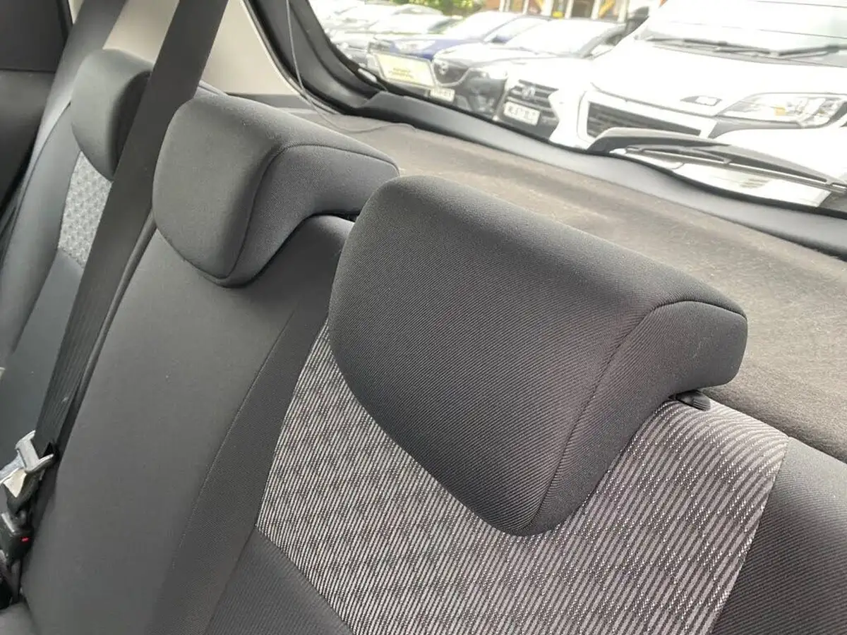 2015-toyota-yaris-133-icon-vvt-i-5d-big-22