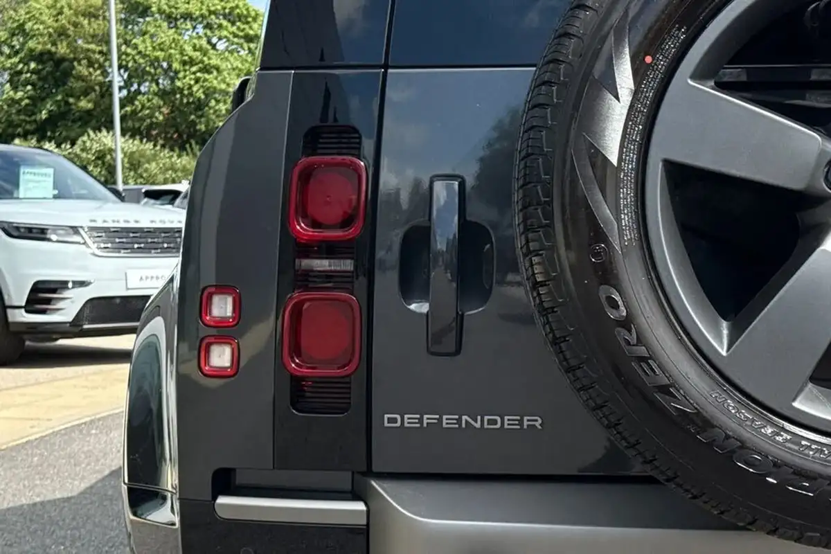 2024-land-rover-110-defender-30-d300-x-dynamic-hse-big-31