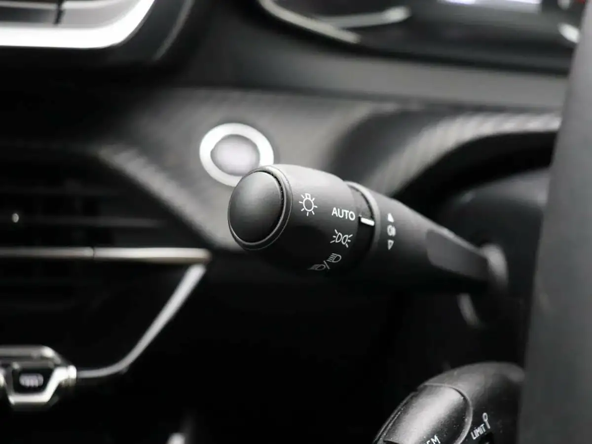 2021-peugeot-2008-suv-12-puretech-active-premium-100bhp-big-42