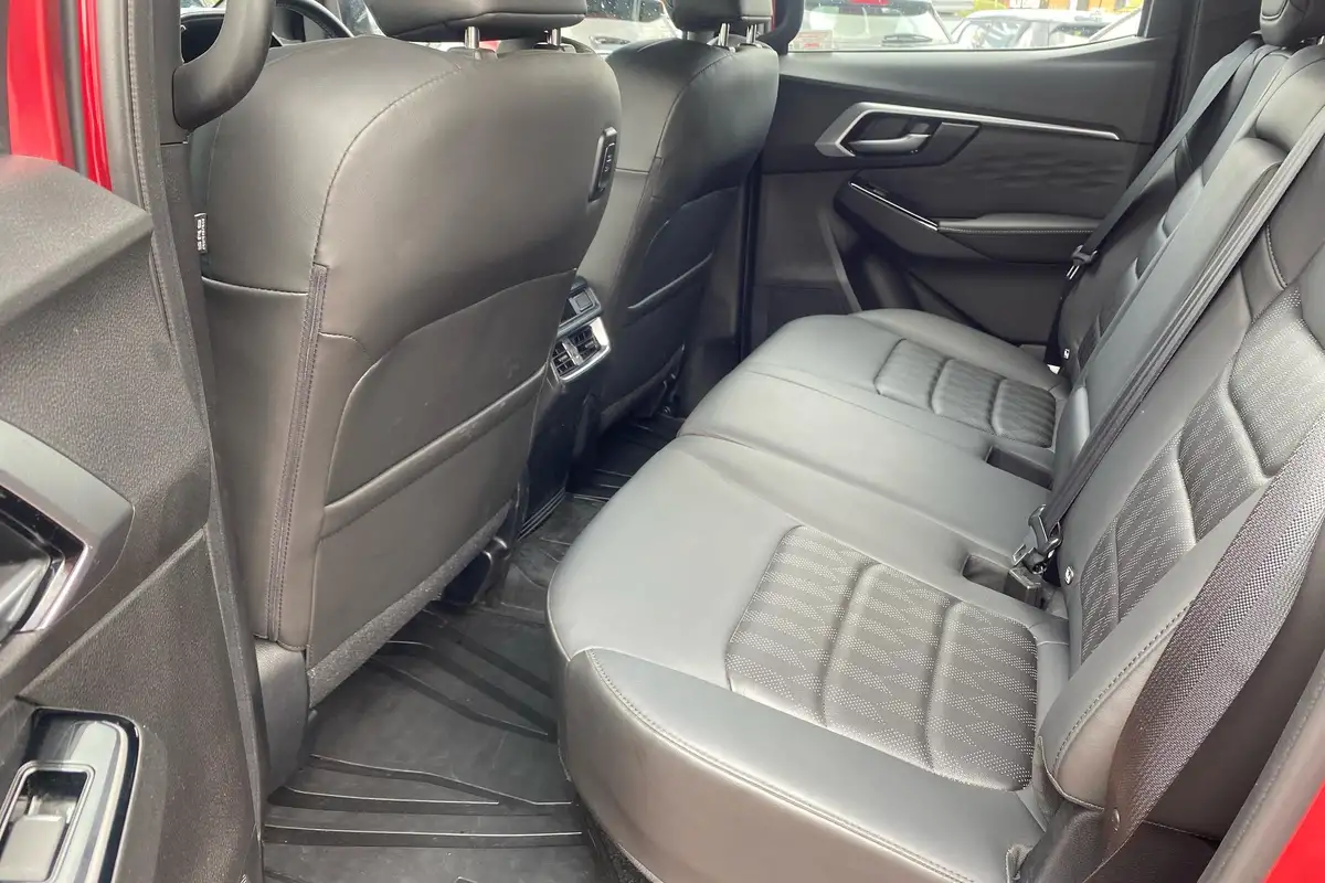 2025-isuzu-d-max-19td-dl40-big-9