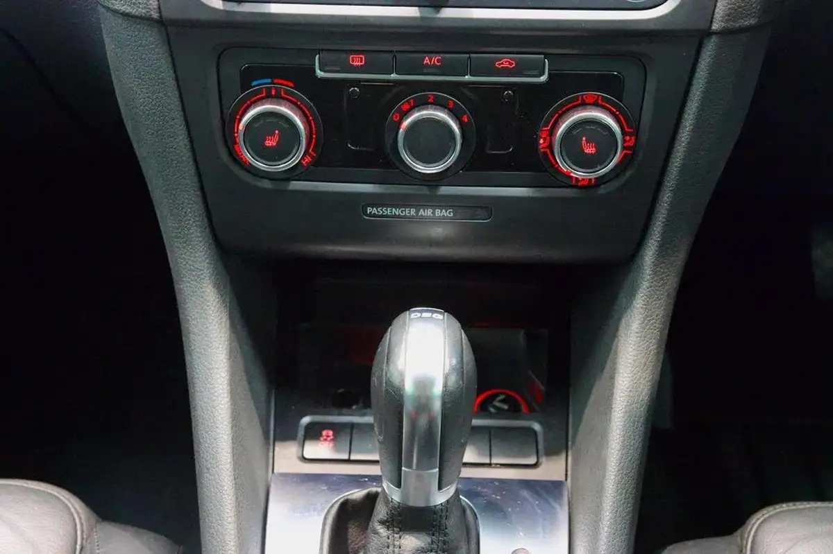2012-volkswagen-golf-20td-gt-hatchback-5d-dsg-big-21