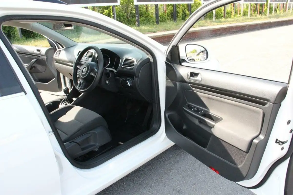 2012-volkswagen-golf-16td-blue-motion-se-big-15
