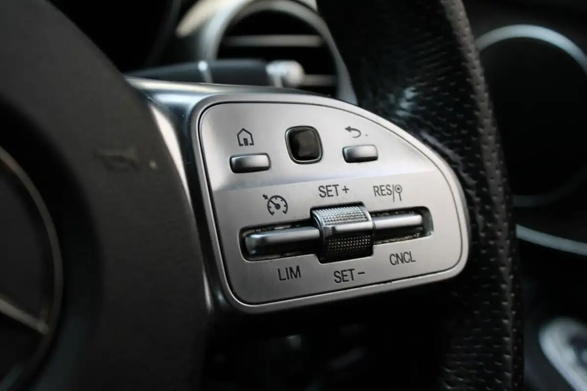 2019-mercedes-benz-glc-class-20d-glc220d-amg-line-station-wagon-5d-4matic-plus-big-39
