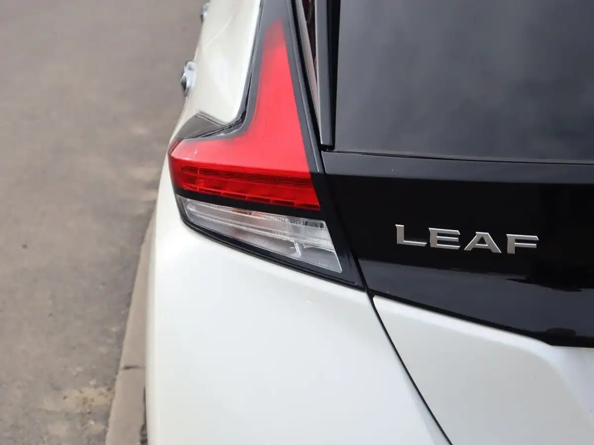 2019-nissan-leaf-e-tekna-big-17