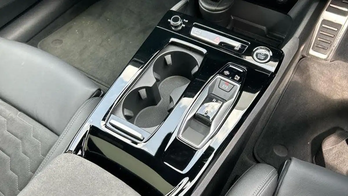 2025-audi-a6-e-tron-e-launch-edition-big-36