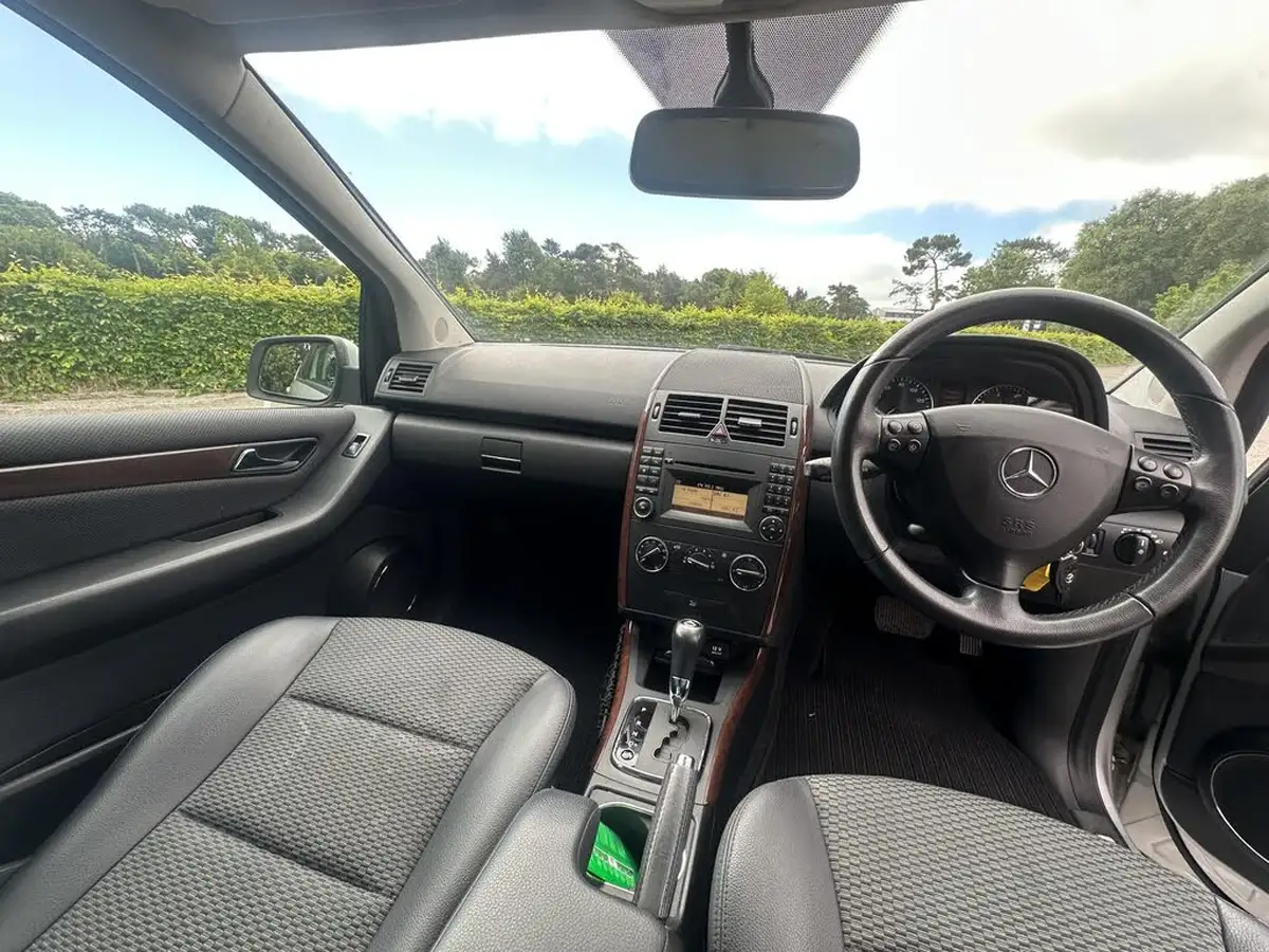 2011-mercedes-benz-a-class-15-a160-elegance-se-cvt-big-14