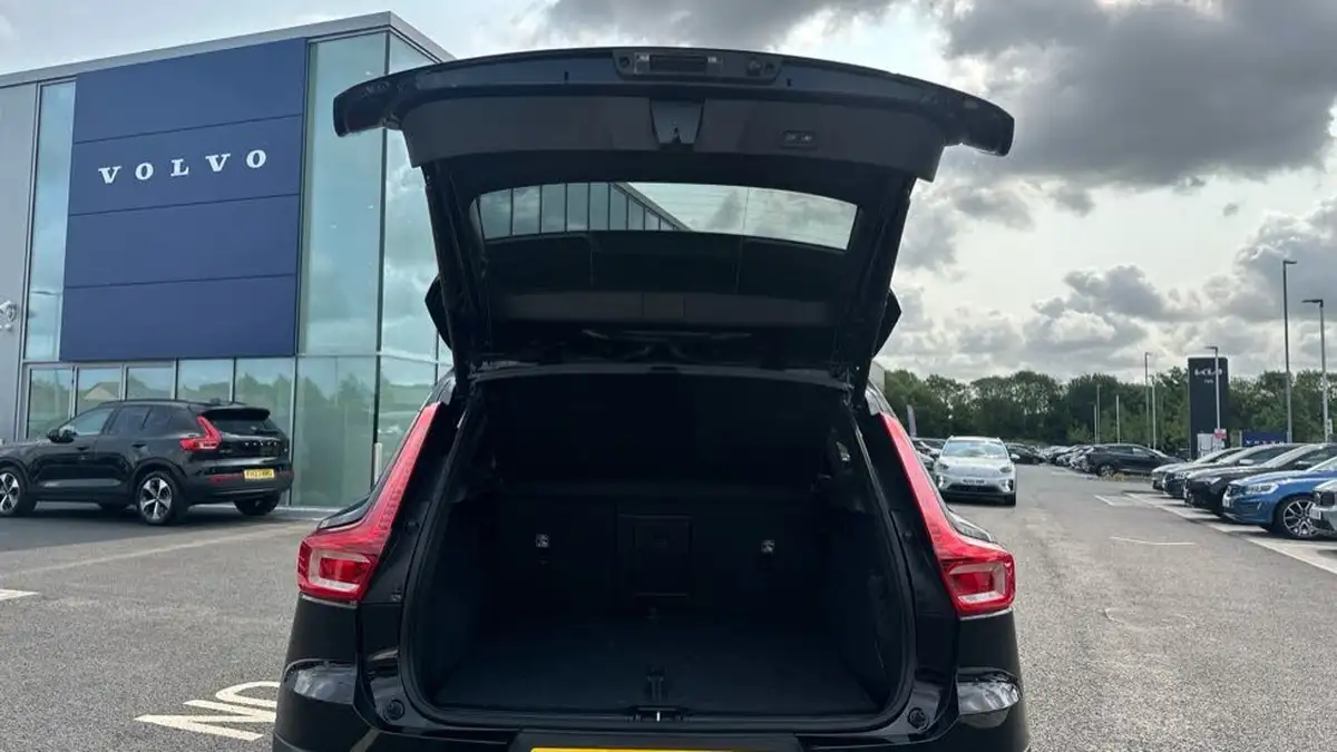 2024-volvo-xc40-20-b4-ultra-bright-big-12