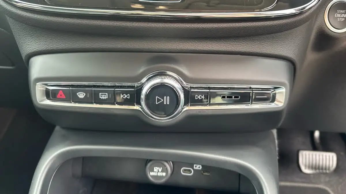 2024-volvo-xc40-20-b4-ultra-bright-big-36
