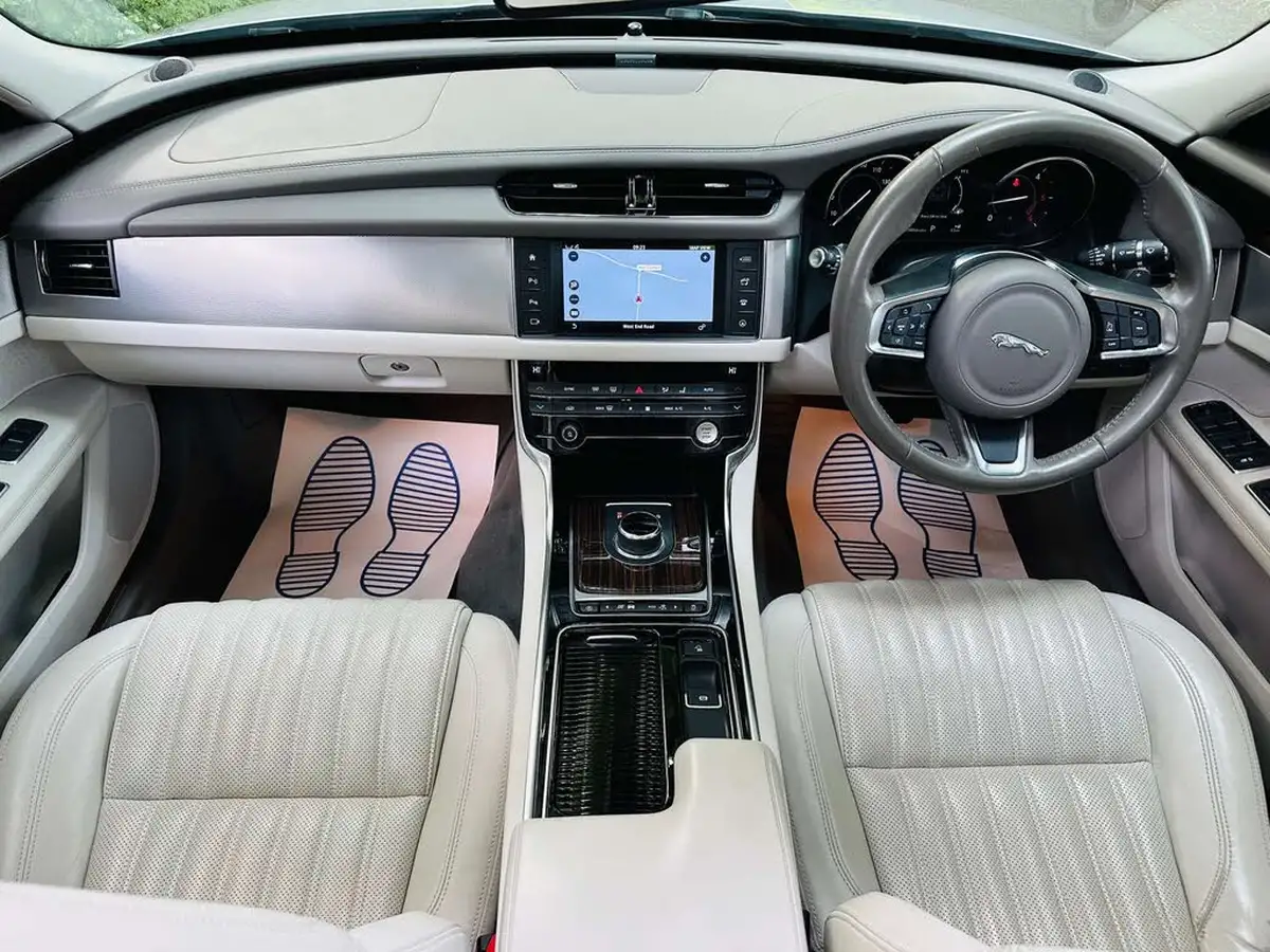 2018-jaguar-xf-20td-portfolio-240ps-awd-saloon-4d-1998cc-auto-big-10