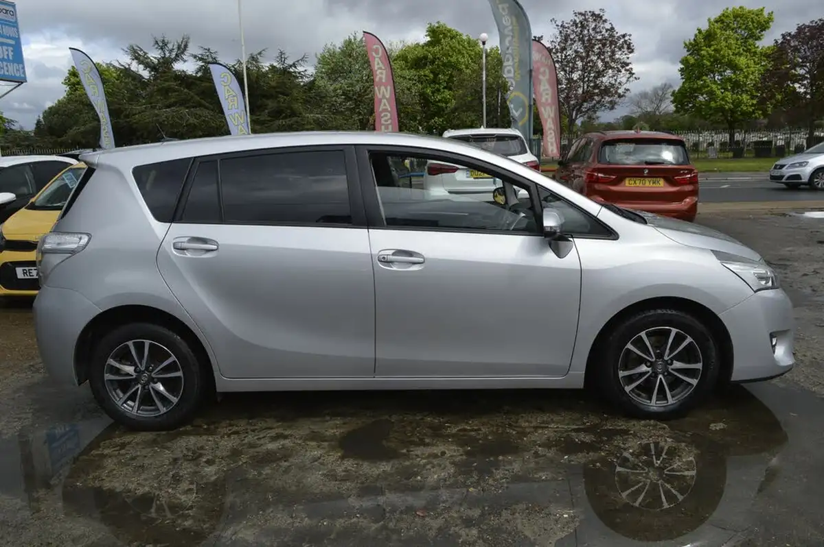 2014-toyota-verso-18-icon-7st-big-5