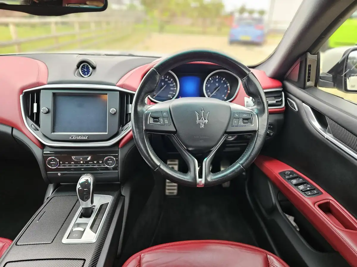 2015-maserati-ghibli-30-big-10