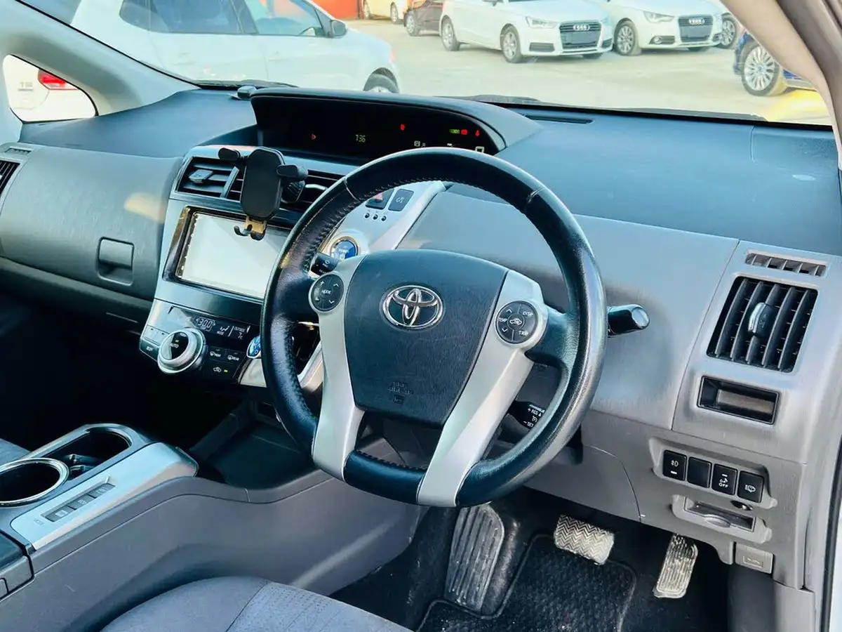 2012-toyota-prius-big-2