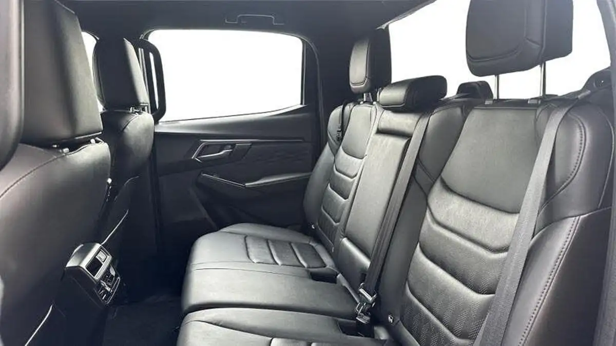 2024-isuzu-d-max-19td-v-cross-auto-big-3