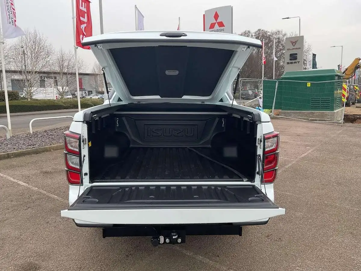 2025-isuzu-d-max-19td-v-cross-auto-big-10