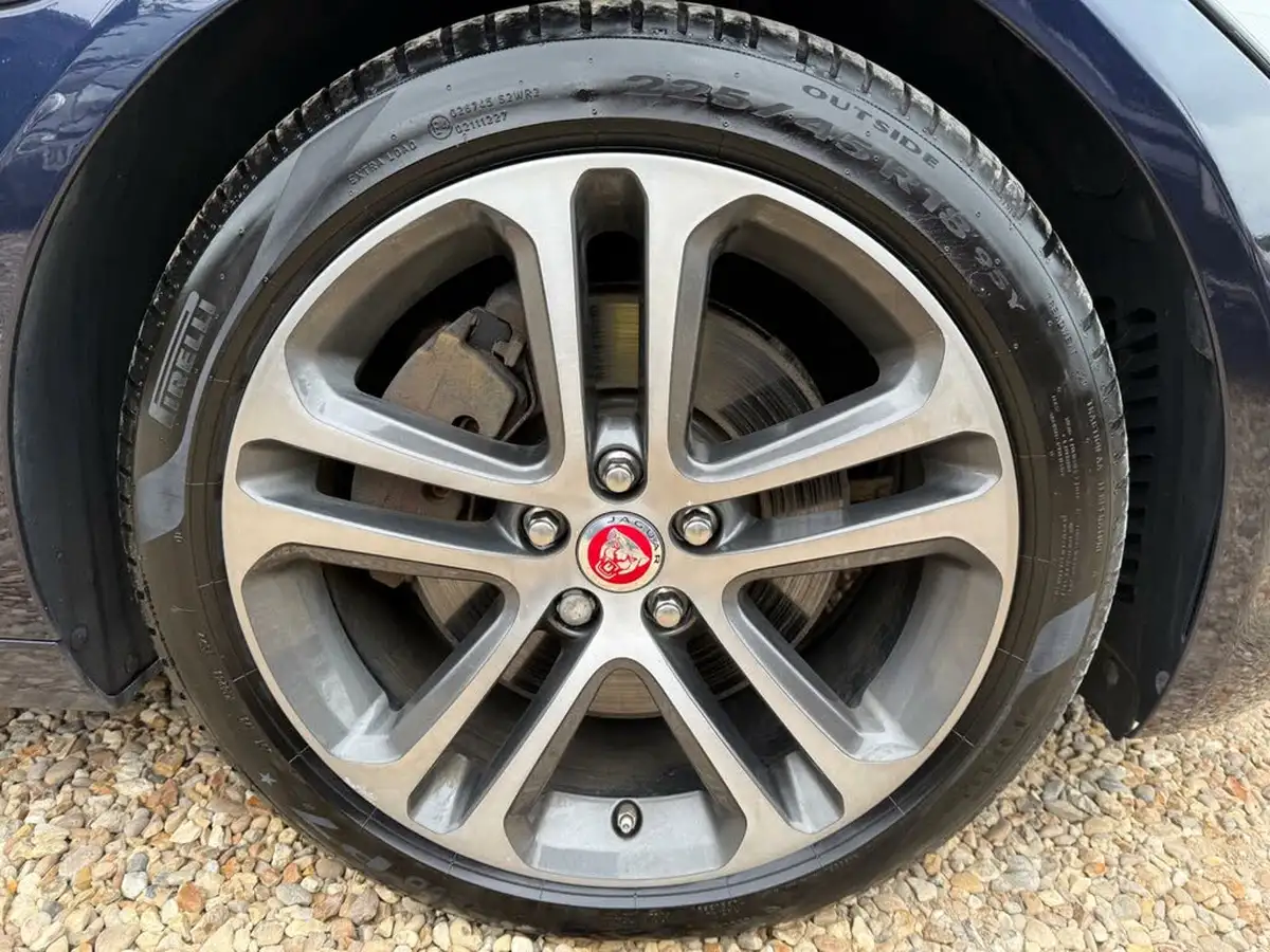 2019-jaguar-xe-20i-portfolio-200ps-big-54