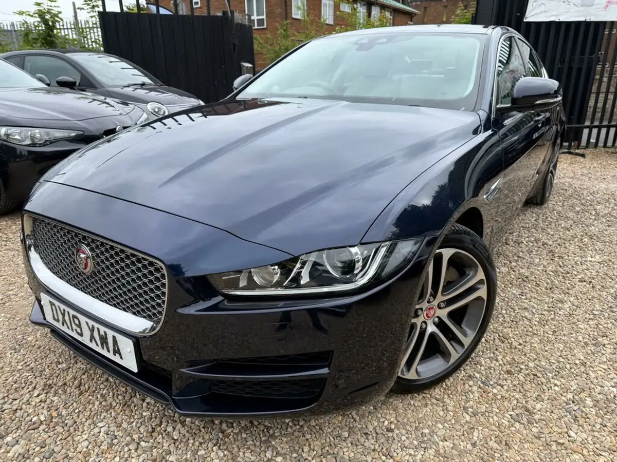 2019-jaguar-xe-20i-portfolio-200ps-big-2