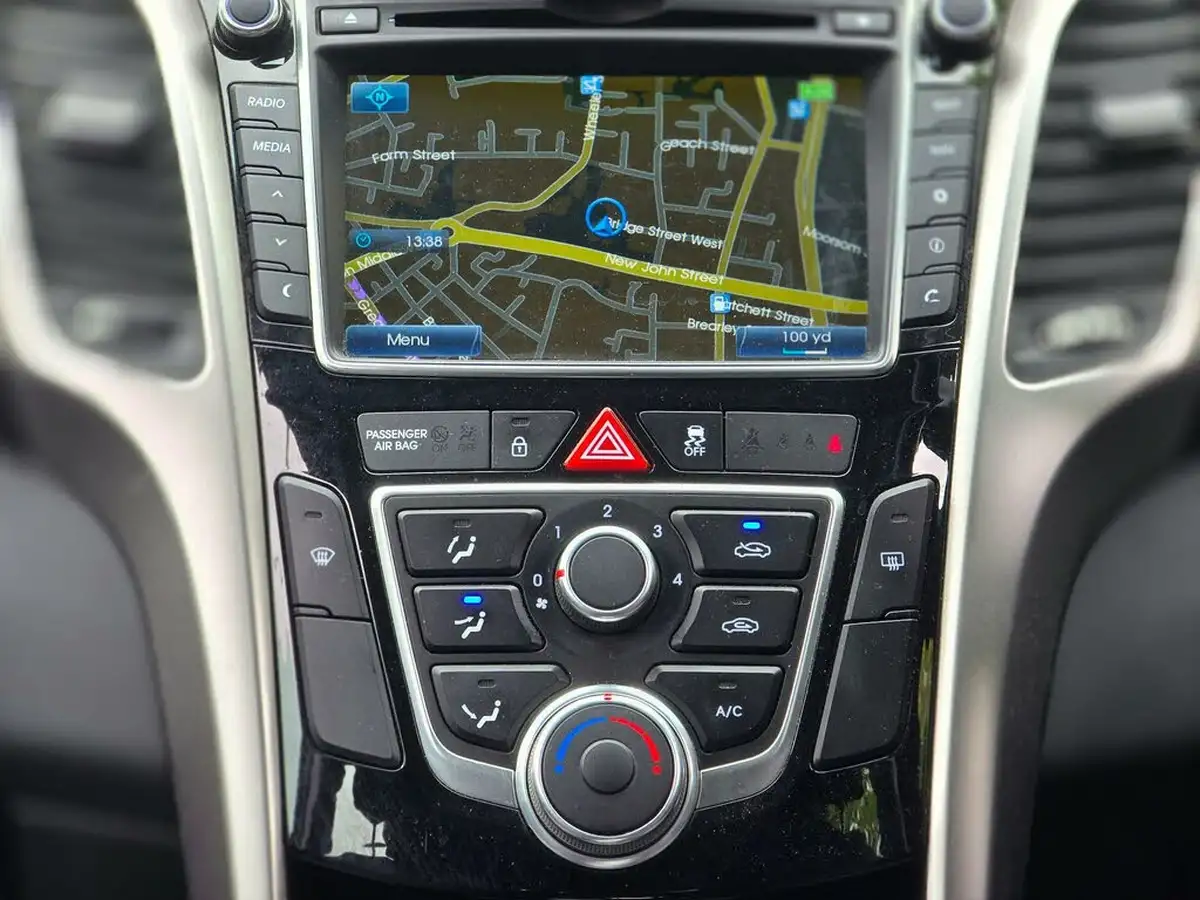 2016-hyundai-i30-16crdi-se-nav-110ps-tourer-big-39