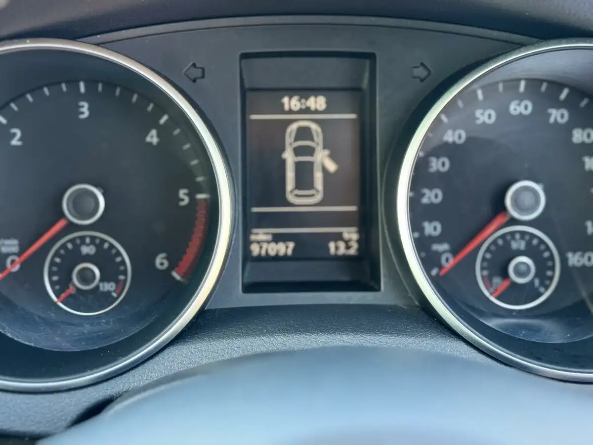 2011-volkswagen-golf-16td-blue-motion-match-5d-big-31