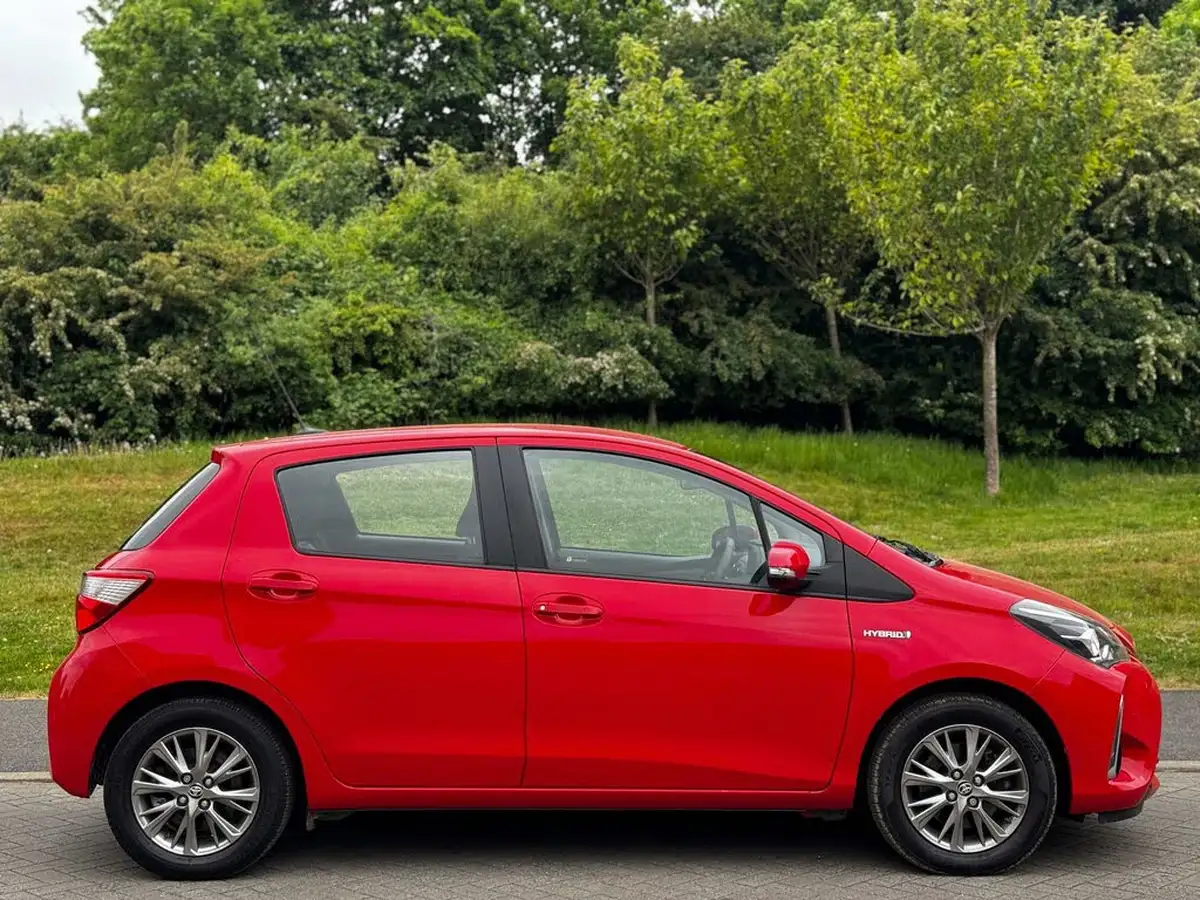 2017-toyota-yaris-15-vvt-i-icon-tech-98bhp-hybrid-1497cc-e-cvt-big-3